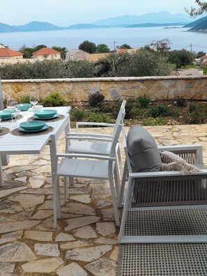 Outdoor dining - Five minutes from Fiskardo, the villa is surrounded by greenery and has a lovely view (Tselendata)