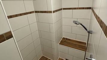Dusche, Haartrockner, Handtücher, Toilettenpapier