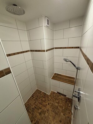 Regadera, secadora de cabello, toallas, papel de baño 
