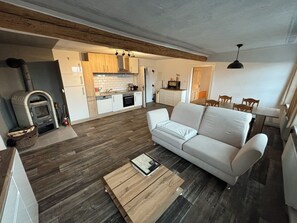 Smart TV, fireplace, DVD player, books