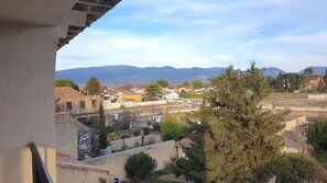 Property grounds - Provence: Crossing city apartment, quiet, very bright, terrace. 2 stars. (VALREAS)