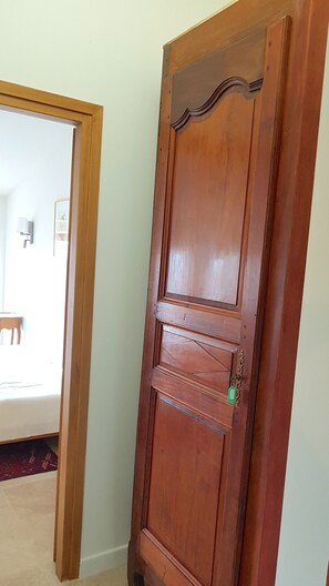 Interior - Provence: Crossing city apartment, quiet, very bright, terrace. 2 stars. (VALREAS)