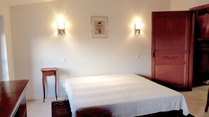 1 dormitorio, tabla de planchar con plancha, cuna de viaje y wifi