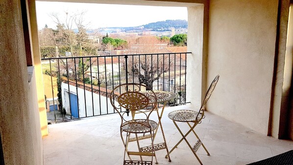 Interior - Provence: Crossing city apartment, quiet, very bright, terrace. 2 stars. (VALREAS)