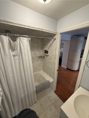 Hårtork, handdukar, tvål och toalettpapper