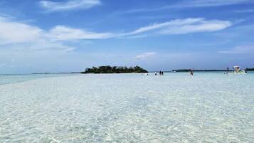 Espreguiçadeiras, toalhas de praia