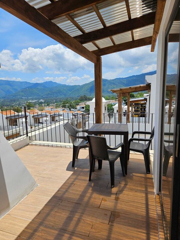 Outdoor dining - Spacious 4-bedroom townhome in peaceful San Pedro Las Huertas with WiFi (San Pedro Las Huertas)