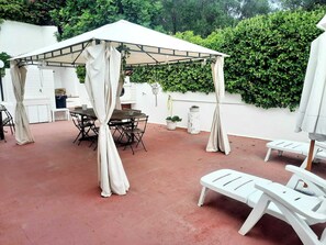 Outdoor dining - A 5-minute walk to the beautiful sandy beach (Leporano Marina)