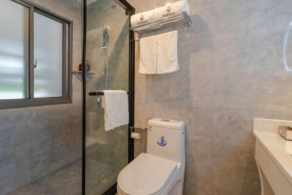 A bathroom with a glass shower enclosure, a toilet, and a towel rack. - Juban Hotel (Hefei Yaohai Wanda Station Tang Subway Station Store) (Hefei)