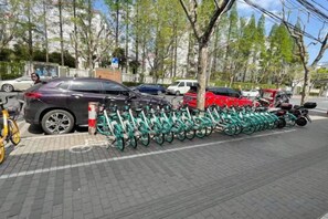 A parking area with multiple bicycles and cars. - 99 Inn Preferred Hotel (Shanghai Wulian Road Subway Station) (Shanghai)