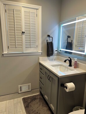 Dusj, hårføner, håndklær og såpe