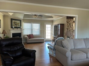 Smart-TV, Kamin, Bücher