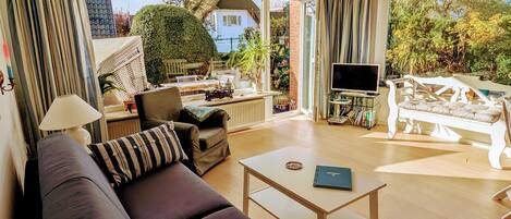 Smart TV, books, stereo