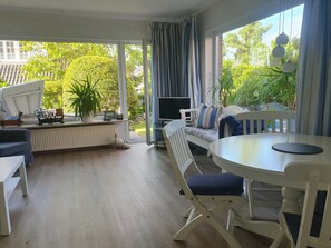 Televisor intel·ligent, llibres i estèreo