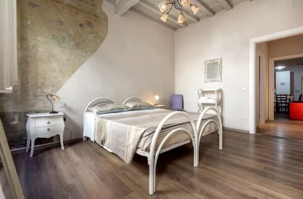 2 habitaciones, tabla de planchar con plancha, wifi y ropa de cama 