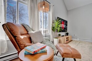 Smart TV, video games, books, music library - Cozy Lux Winter Ranch - HotTub, KingBeds, DogFriendly, FirePit, BBQ, GameRoom (Tobyhanna)