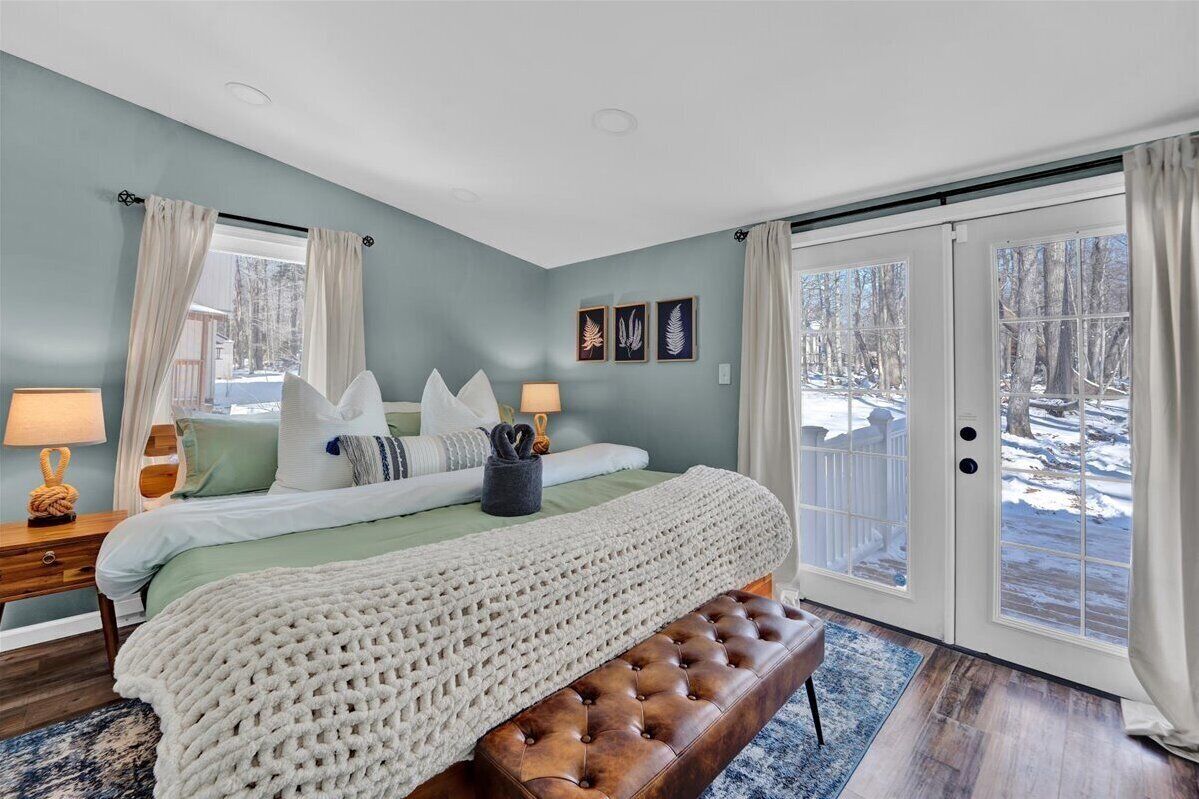 2 bedrooms, desk, iron/ironing board, travel crib