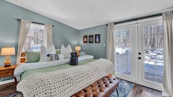 2 bedrooms, desk, iron/ironing board, travel crib