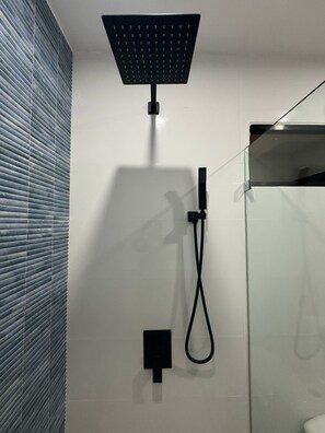 Dusche, Handtücher, Seife, Toilettenpapier