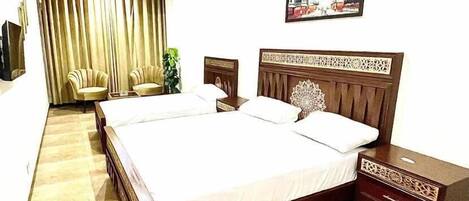 Deluxe tweepersoonskamer, uitzicht op de stad | Geluiddichte muren, een strijkplank/strijkijzer, gratis wifi