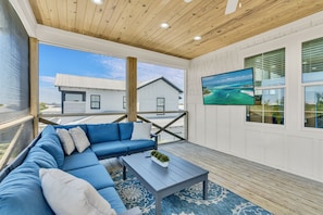 Smart-TV, Videospiele, Tischfußball, Stereoanlage