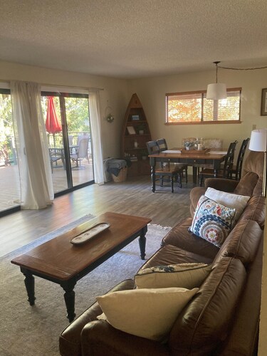 Cozy 2-bedroom house on Lake Almanor West Golf Course in charming Chester