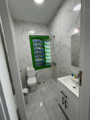 Chambre classique, vue sur la ville | Salle de bain | Articles de toilette (gratuits), serviettes fournies, savon, shampooing