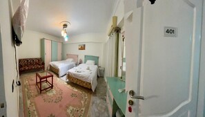 Habitación Confort, balcón, vistas a la ciudad | Minibar y ropa de cama