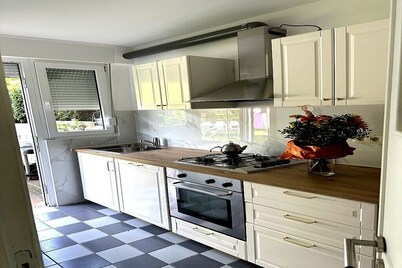 Cozy Garden Retreat - Family Friendly Studio with city access