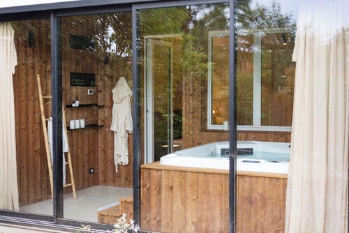 Villa l'échappée verte house surrounded by greenery right in the center of town