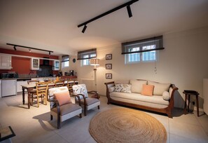 Télévision, table de tennis de table, livres