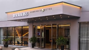 A modern hotel entrance with glass doors, potted plants, and a sign reading "HOMEINN SELECTED". - Homeinn Selected Hotel (Suzhou North Railway Station Cailian Plaza) (Suzhou)