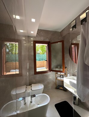Dusche, Haartrockner, Bidet, Handtücher