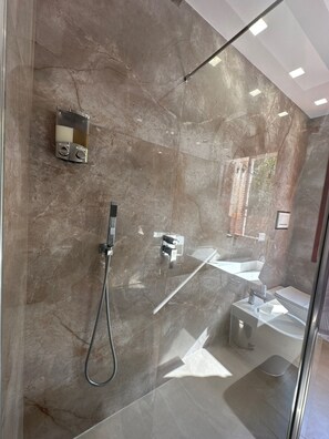 Douche, sèche-cheveux, bidet, serviettes fournies