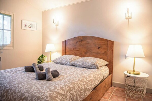 4 bedrooms, iron/ironing board, Internet, bed sheets