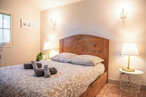 4 bedrooms, iron/ironing board, Internet, bed sheets
