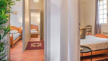 4 bedrooms, iron/ironing board, internet, bed sheets