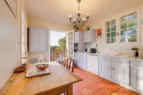 Microwave, oven, stovetop, dishwasher