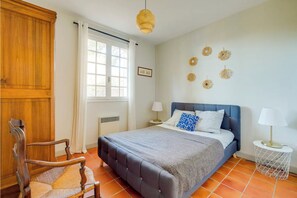 4 bedrooms, iron/ironing board, Internet, bed sheets