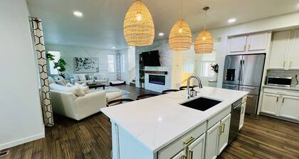 Luxury 6 Bedroom Retreat | Hot Tub | Chefs Kitchen | Near Boulder & Denver