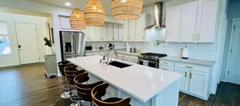 6BR, 4 Bath • Huge Kitchen • Sleeps 12 Comfortably