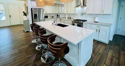 6BR, 4 Bath • Huge Kitchen • Sleeps 12 Comfortably