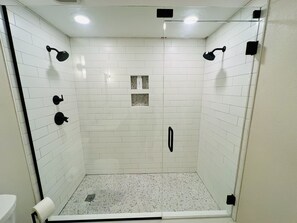 Dusch, hårtork och handdukar