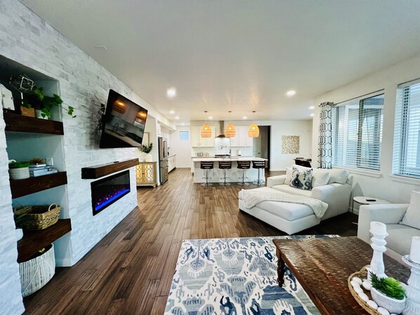 Smart TV, fireplace, DVD player, stereo