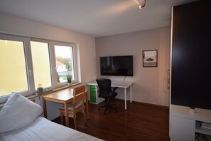 1 soverom, safe på rommet, skrivebord og strykejern/-brett
