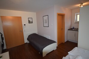 1 bedroom, in-room safe, desk, iron/ironing board - Apartment at university (2.1) | Parking lot | Smart-TV 55" (Biberach an der Riß)
