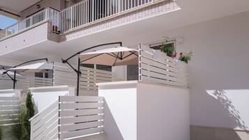 Deluxe Room, Garden View | Terrace/patio