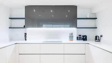 Kjøleskap, mikrobølgeovn, ovn og kokeplater