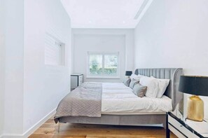 3 habitaciones, tabla de planchar con plancha, wifi y ropa de cama