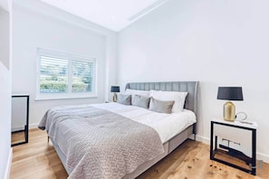 3 bedrooms, iron/ironing board, WiFi, bed sheets - Iconic Family Home: 3BR | 3.5BA | Sleeps 10 (London)